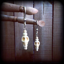 Load image into Gallery viewer, 00 gauge 0 gauge Skull tunnel dangles Skull ear hangers Plug dangles Tunnel weights Stone weights Ear weights Gauged earrings Skull weights