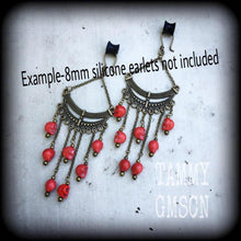 Load image into Gallery viewer, Kali earrings, Red skull earrings, Goddess earrings, Kali Maa jewelry, Hindu jewelry, Tunnel earrings, Plug earrings, Skull jewelry, Gauges