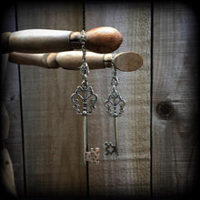 Load image into Gallery viewer, 8mm 0 gauge Steampunk Ear weights Key Ear hangers Plug earrings Tunnel earrings Earrings for stretched ears Gauged earrings 6mm 4mm weights