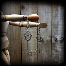 Load image into Gallery viewer, 8mm 0 gauge Steampunk Ear weights Key Ear hangers Plug earrings Tunnel earrings Earrings for stretched ears Gauged earrings 6mm 4mm weights