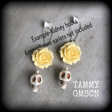 Load image into Gallery viewer, Skull earrings, Day of the Dead earrings, Los Muertos jewelry, Rose earrings, Halloween jewlery, Skull jewelry, Plug earrings, Tunnel dangle