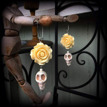 Load image into Gallery viewer, Skull earrings, Day of the Dead earrings, Los Muertos jewelry, Rose earrings, Halloween jewlery, Skull jewelry, Plug earrings, Tunnel dangle