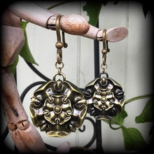 Load image into Gallery viewer, House Tyrell, Game of Thrones, Ear weights, Hanging gauges, Geek jewelry, Ear hangers, Plug gauges, Plug dangles, Tunnel dangles, Gauges 4g