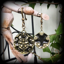 Load image into Gallery viewer, House Tyrell, Game of Thrones, Ear weights, Hanging gauges, Geek jewelry, Ear hangers, Plug gauges, Plug dangles, Tunnel dangles, Gauges 4g