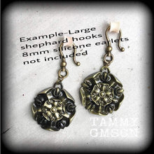 Load image into Gallery viewer, House Tyrell, Game of Thrones, Ear weights, Hanging gauges, Geek jewelry, Ear hangers, Plug gauges, Plug dangles, Tunnel dangles, Gauges 4g