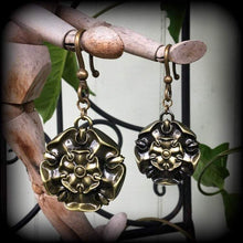 Load image into Gallery viewer, House Tyrell, Game of Thrones, Ear weights, Hanging gauges, Geek jewelry, Ear hangers, Plug gauges, Plug dangles, Tunnel dangles, Gauges 4g