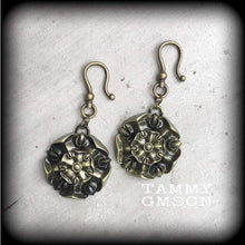 Load image into Gallery viewer, House Tyrell, Game of Thrones, Ear weights, Hanging gauges, Geek jewelry, Ear hangers, Plug gauges, Plug dangles, Tunnel dangles, Gauges 4g