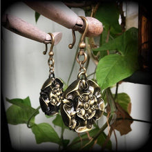 Load image into Gallery viewer, House Tyrell, Game of Thrones, Ear weights, Hanging gauges, Geek jewelry, Ear hangers, Plug gauges, Plug dangles, Tunnel dangles, Gauges 4g
