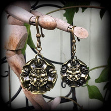 Load image into Gallery viewer, House Tyrell, Game of Thrones, Ear weights, Hanging gauges, Geek jewelry, Ear hangers, Plug gauges, Plug dangles, Tunnel dangles, Gauges 4g