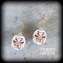 Load image into Gallery viewer, Daruma earrings, Japanese jewelry, Love, Harmony, Good luck charm, Kawaii, Kabuki, Tunnel earrings, For pierced ears, For stretched lobes