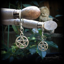 Load image into Gallery viewer, 8 gauge ear hangers Pentagram plug earrings 3mm plug dangles Witchy 6 gauge ear weights 4 gauge Tunnel dangles Gauged earrings 0g 00g 2g 4g