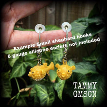 Load image into Gallery viewer, Fugu earrings Fish earrings Japanese earrings Takifugu Sashimi Pufferfish earrings 8 gauge tunnel dangles 4mm ear hangers Bogeo Bok Gauges